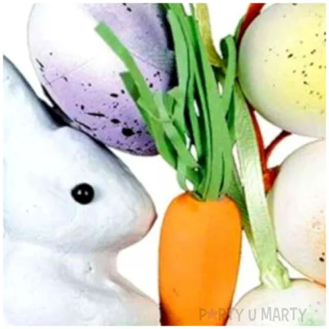 dekoracja bialy krolik i bialo kolorowe pisanki titanum