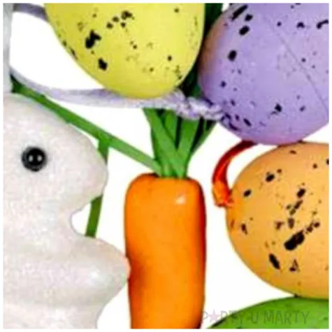 dekoracja bialy krolik i kolorowe pisanki titanum