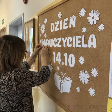 dekoracja do szkoly na gazetke tablice napis dzien nauczyciela kwiaty dzien edukacji narodowej