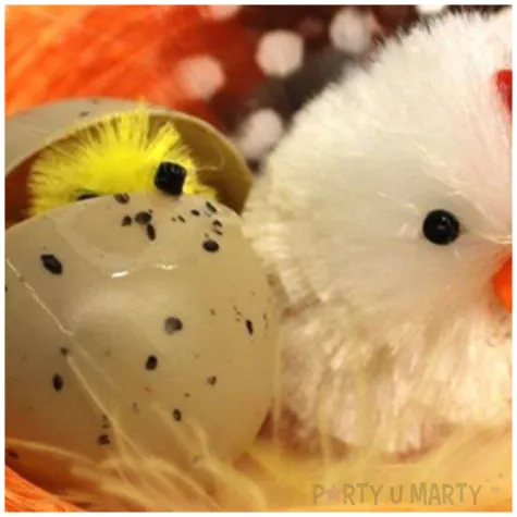 dekoracja kurczaki w pomaranczowym gniazdku arpex