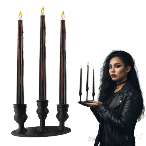 dekoracja na halloween w postaci swiecznika i trzech krwawiacych swieczek