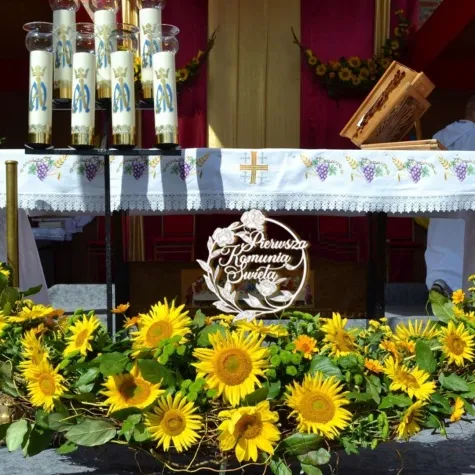 dekoracja obrecz okragla i komunia swieta z kwiatami laminowana biala 39cm