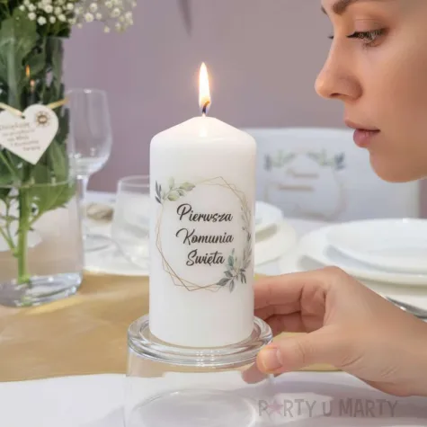 dekoracja stolu na pierwsza komunie swieta swieca pienkowa mietowa geomatria biala 12 cm