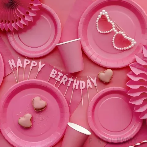 dekoracja stolu na urodziny obrus syntetyczny monokolor rozowy ciemny 137x183 cm