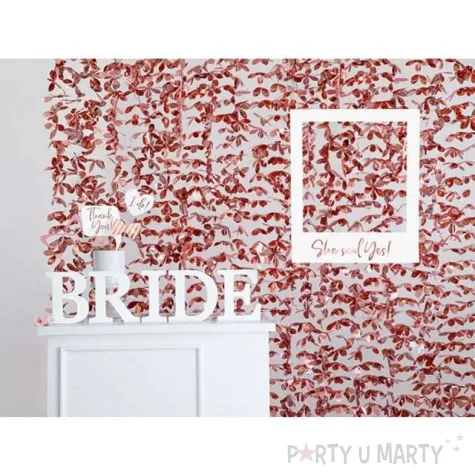 litera drewniana i biala partydeco