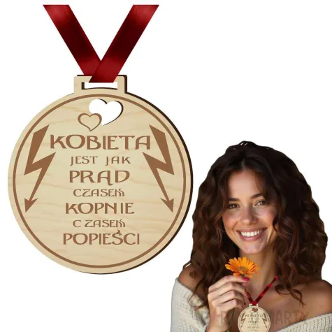 medal dzien kobiet kobieta jest jak prad drewniany 72 mm