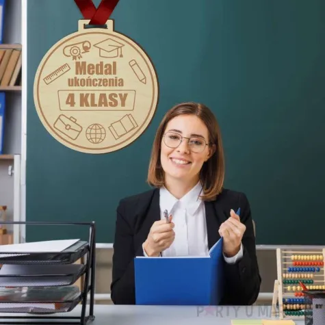 medal ukonczenia 4 klasy drewniany 72 mm