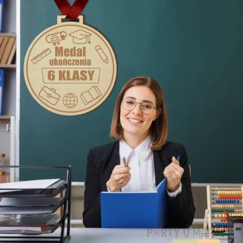 medal ukonczenia 6 klasy drewniany 72 mm