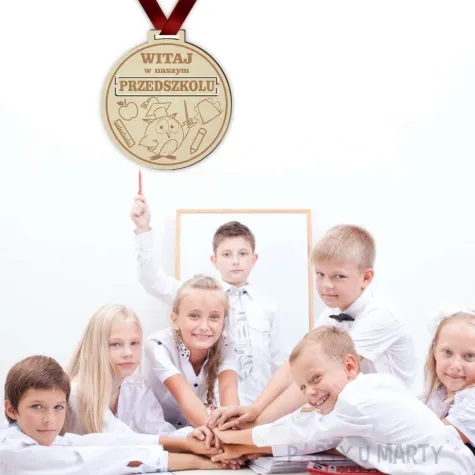 medal witaj w naszym przedszkolu drewniany 72 mm
