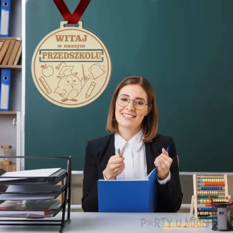 medal witaj w naszym przedszkolu drewniany 72 mm