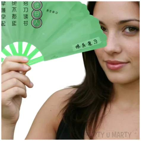 mietowy wachlarz na karnawal z napisem po chinsku plastikowy