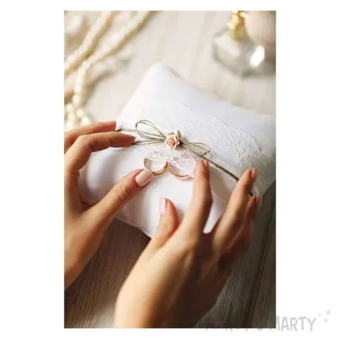 poduszka pod obraczki jasnorozowa rozyczka z koronka biala partydeco 16x16 cm