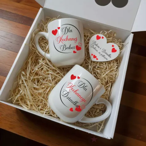 prezent na dzien babci i dziadka zestaw upominkowy kubki i magnes kochani dziadkowie