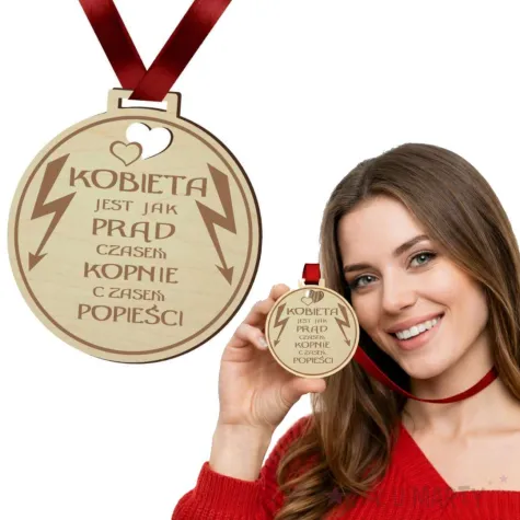 prezent na dzien kobiet drewniany medal kobieta jest jak prad 72 mm 1 szt