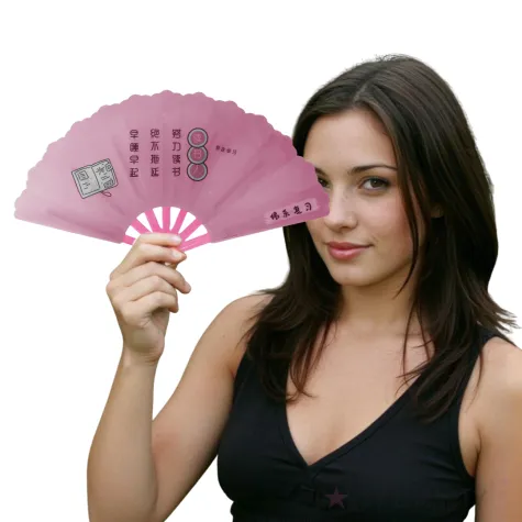 rozowy wachlarz na karnawal z napisem po chinsku plastikowy