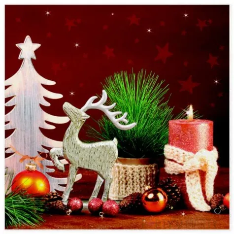 serwetki renifer i swieca na ciemnym tle maki 33 cm 20 szt