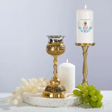 swieca pienkowa ozdoba na stol chlopiec w albie dekoracja na komunie swieta 12 cm