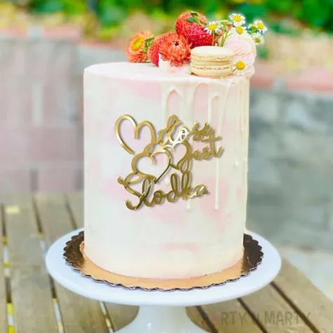 topper z pleksy bok tortu milosc jest slodka zloty lustrzany 10x9 cm