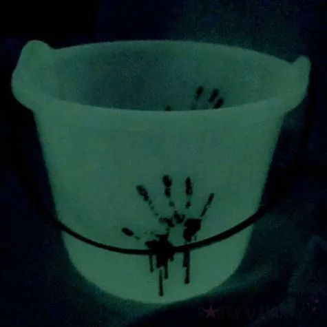 wiaderko na cukierki krwawe ociski swiecace biale 13 cm