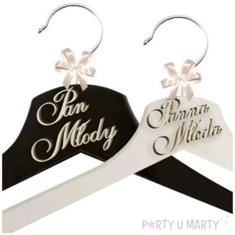 wieszaki slubne pan mlody i panna mloda drewno bialy czarny 2 szt