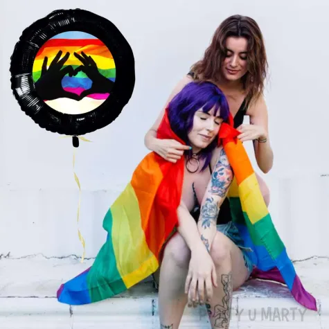 xx balon rece na tle flagi lgbt