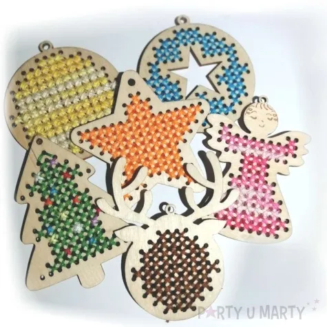 zawieszka drewniana wyszywanka choinka 85 x 65 mm