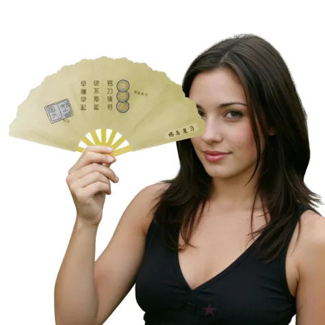 zolty wachlarz na karnawal z napisem po chinsku plastikowy