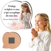magnes komunia swieta dziewczynka w albie upominek dla gosci pamiatka 7 3 x 7 9 cm