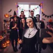 czarny krzyz na szyje do ksiedza lub zakonnicy na halloween dodatek dla ksiedza