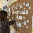 dekoracja do szkoly na gazetke tablice napis dzien nauczyciela kwiaty dzien edukacji narodowej