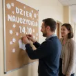 dekoracja do szkoly na gazetke tablice napis dzien nauczyciela kwiaty dzien edukacji narodowej