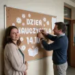 dekoracja do szkoly na gazetke tablice napis dzien nauczyciela kwiaty dzien edukacji narodowej