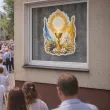 dekoracja na okno boze cialo plakat do przyklejenia hostia i flaga watykanu 42x56 cm