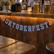 dekoracja na oktoberfest baner papierowy napis niebieska krata bawarska girlanda ozdoba 2 m