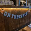 dekoracja na oktoberfest baner papierowy napis niebieska krata bawarska girlanda ozdoba 2 m