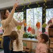dekoracje jesienne do szkoly klasy kuchni swiderki wiszace jesien kolorowe liscie w parku x6