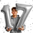 dekoracje na 17 urodziny rocznice zestaw balonow liczba 17 srebrny 39 dgt 2 elementy