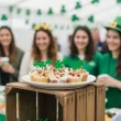 dekoracje na muffinki przekaski na dzien swietego patryka pikery zielone koniczynki x6