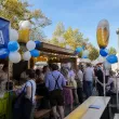 dekoracje na oktoberfest zestaw balonow piwo flaga bawarii niebieski bialy zloty 22 szt