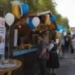dekoracje na oktoberfest zestaw balonow piwo flaga bawarii niebieski bialy zloty 22 szt