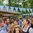 dekoracla wiszaca na oktoberfest baner papierowy flaga bawarska girlanda ozdoba krata 3 6 m