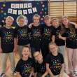 koszulka dziecieca z nadrukiem dla chlopca dziewczynki dzien kropki czarna do przedszkola 104