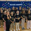 koszulka dziecieca z nadrukiem dla chlopca dziewczynki dzien kropki czarna do przedszkola 104