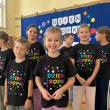 koszulka dziecieca z nadrukiem dla chlopca dziewczynki dzien kropki czarna do przedszkola 104