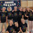 koszulka dziecieca z nadrukiem dla chlopca dziewczynki dzien kropki czarna do przedszkola 128