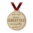 medal emerytka nic nie musi drewniany 72 mm