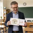 prezent na zakonczenie roku szkolnego etykieta na czekoladki merci dla nauczyciela drzewo