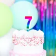 swieczka na tort cyfra 7 blyszczaca teczowy partypal 5 cm