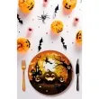 talerzyki papierowe dynie i czarownica halloween pomaranczowe guirca 23 cm 6szt
