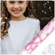 tuba strzelajaca konfetti serca bialy partydeco 60 cm